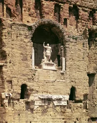 Socha císaře Caesara Augusta (63 př. nl-14 n. l.) v římském divadle